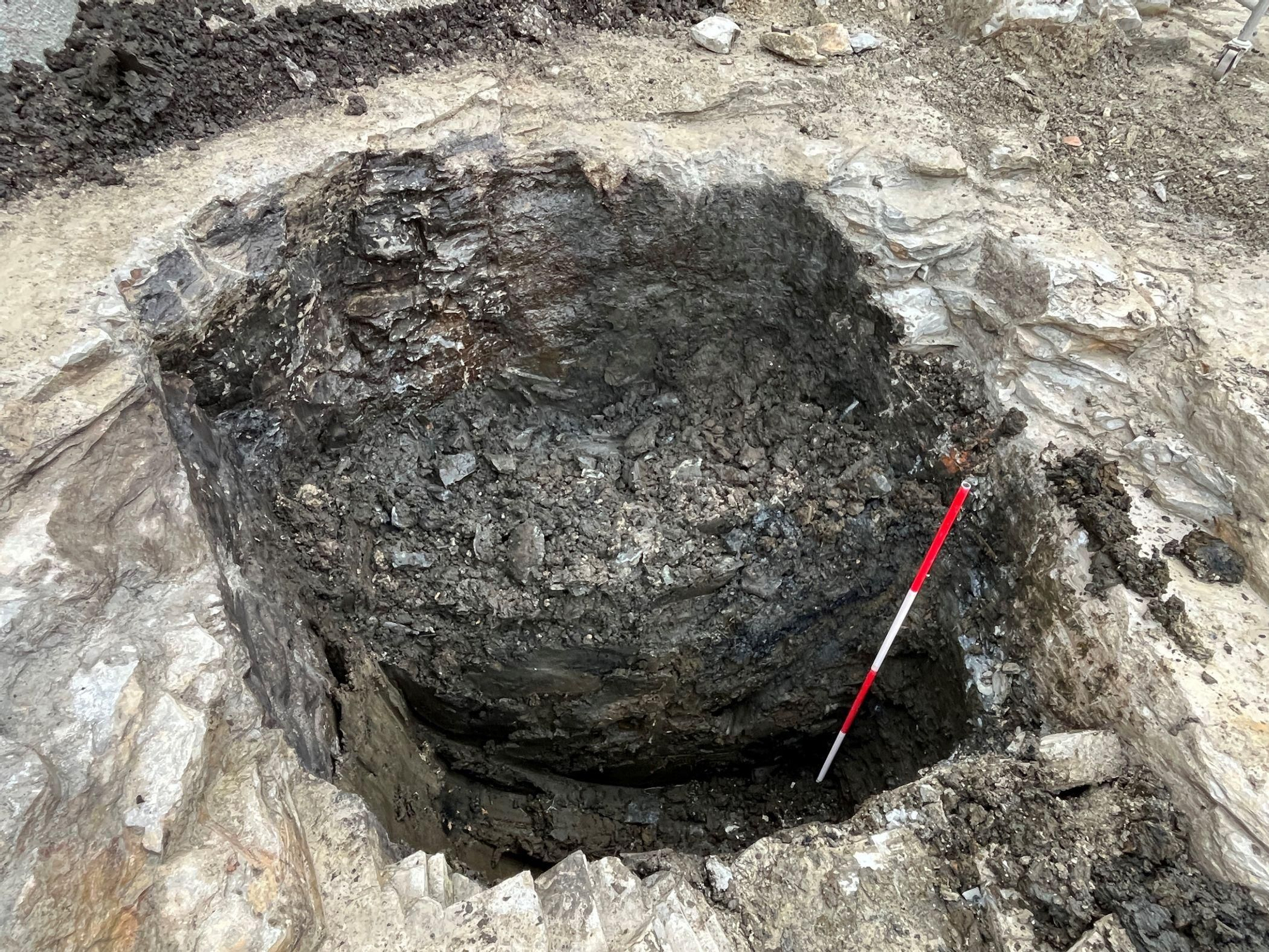 La letrina medieval, medio excavada