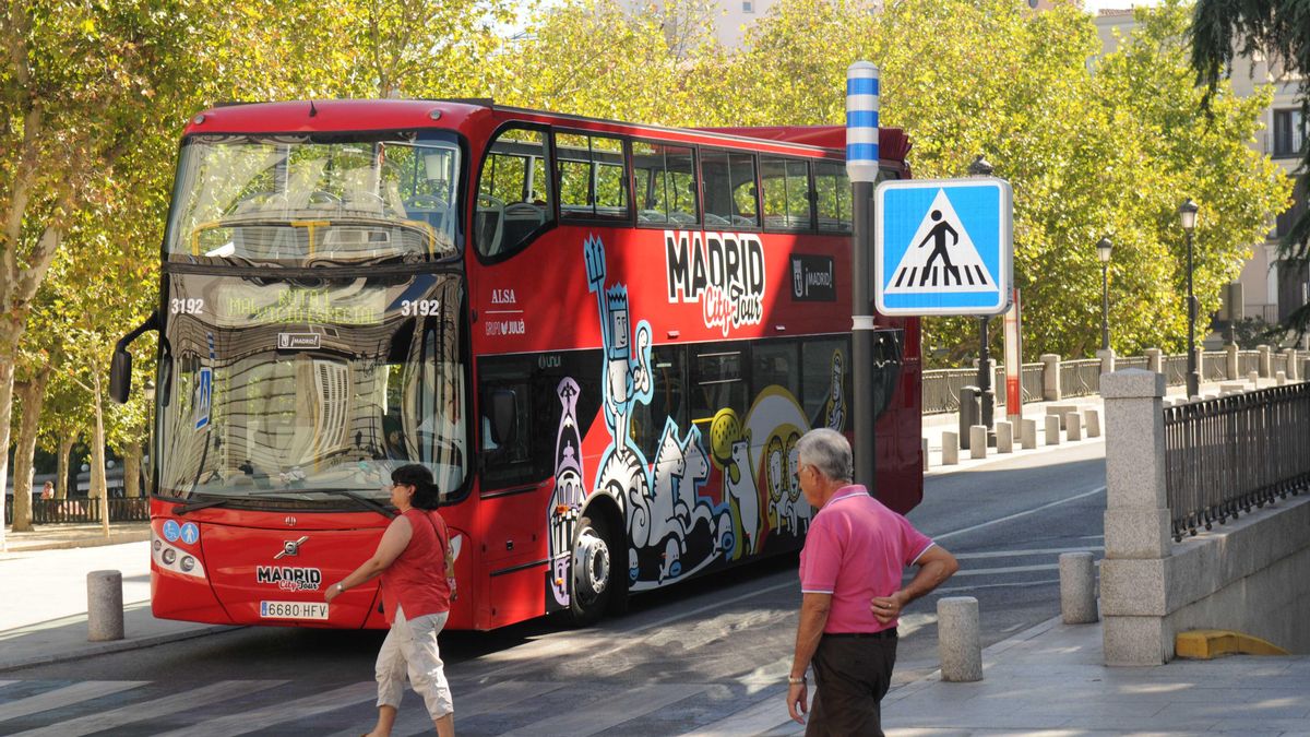 Un bus turístico en las calles de Madrid