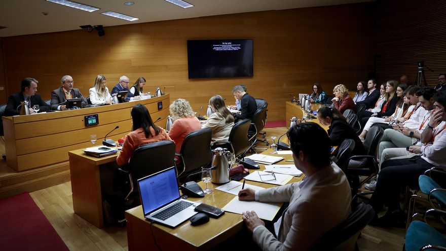 Discrepancias sobre la futura ley de 'libertad educativa' del PP: "arrinconará" el valenciano o será "equitativa"