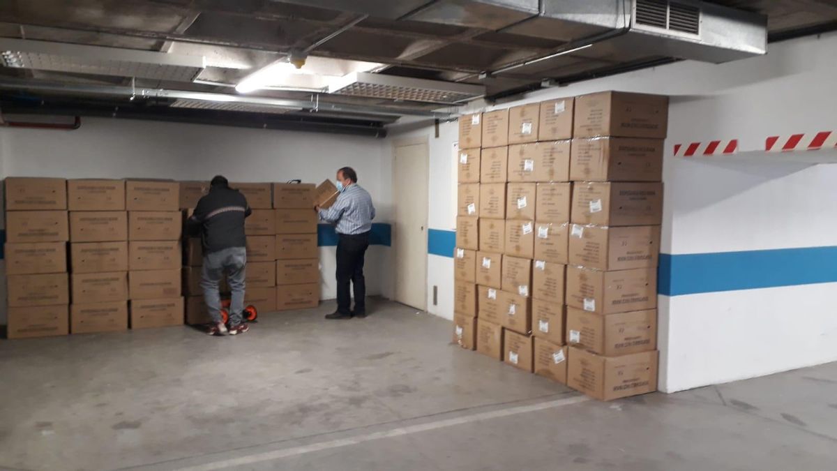 Cajas con mascarillas en la Delegación del Gobierno de España en Toledo