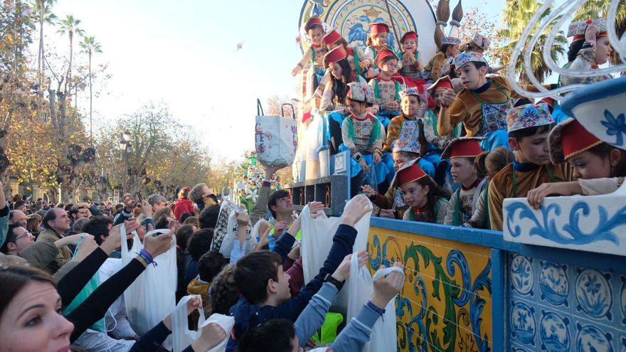 Las cabalgatas recuperan la normalidad en toda Andalucía y miles de personas se lanzan a recibir a los Reyes Magos