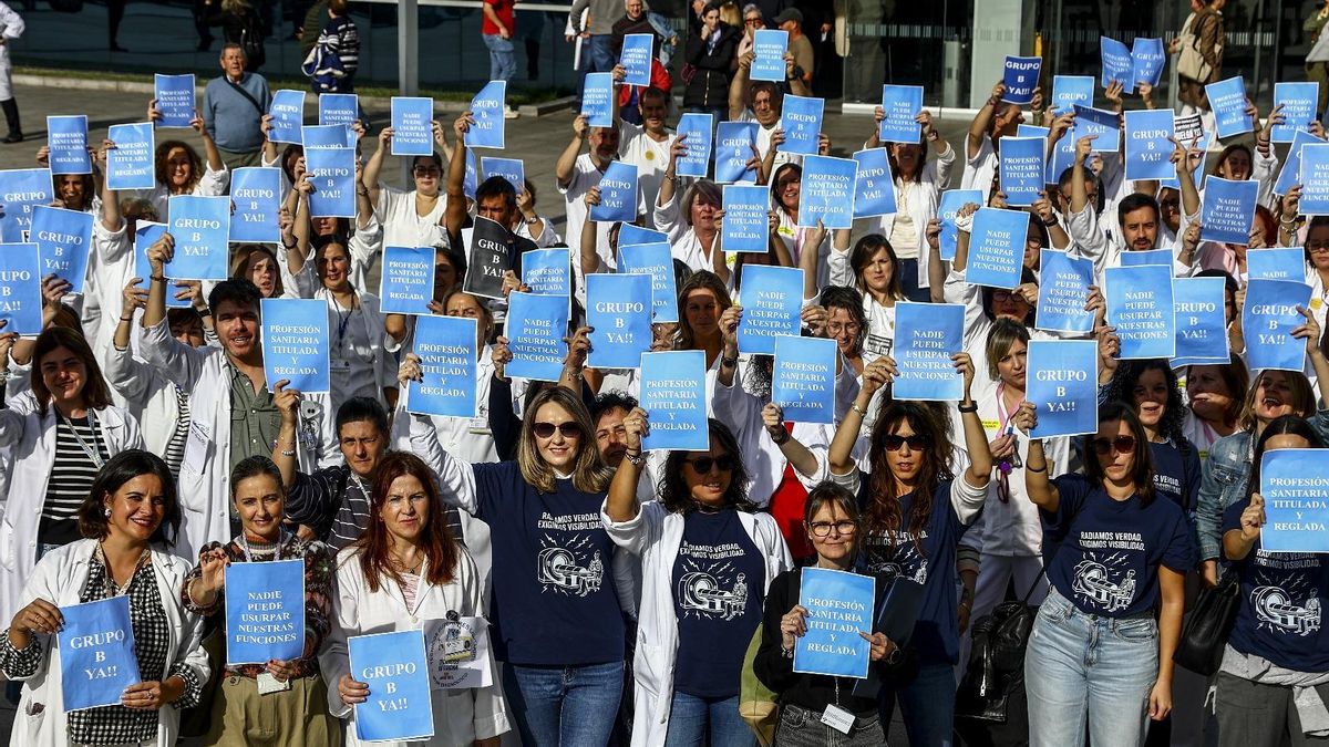 Un momento de la protesta de los técnicos superiores sanitarios, este jueves, a las puertas del Hospital Universitario Central de Asturias (HUCA), en Oviedo.
