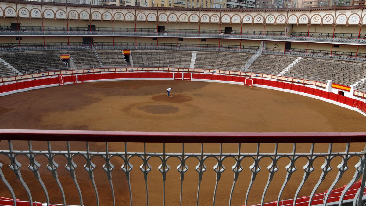 Un operario trabaja en el mantenimiento de la Plaza de Toros de Santander. |