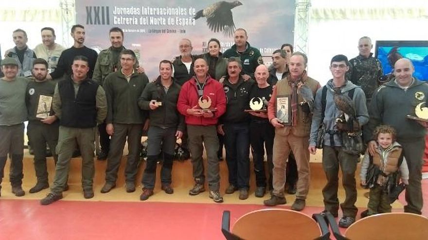 Los premiados en esta nueva edición en la foto de familia de ayer.