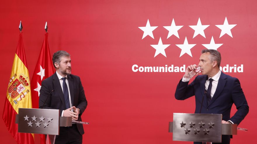 El consejero de Presidencia, Justicia y Administración Local de la Comunidad de Madrid, Miguel Ángel García Martín, y el de Medio Ambiente, Agricultura e Interior, Carlos Novillo, comparecen en rueda de prensa, tras la reunión del Consejo de Gobierno, este miércoles.