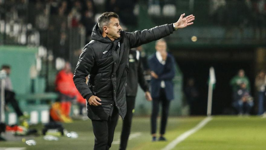 Iván Ania avisa sobre el Eibar: "Para ganarles tienes que ser superior; regalan poco"