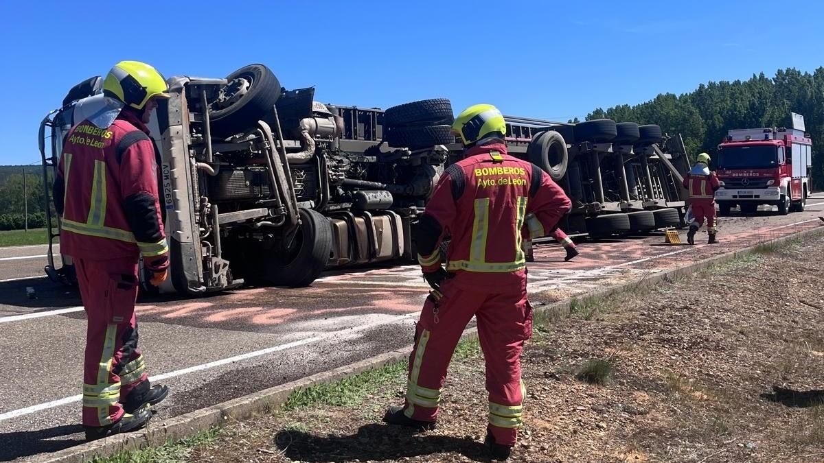 Herido en la cara el conductor de un camión de transporte de madera en la carretera de Boñar