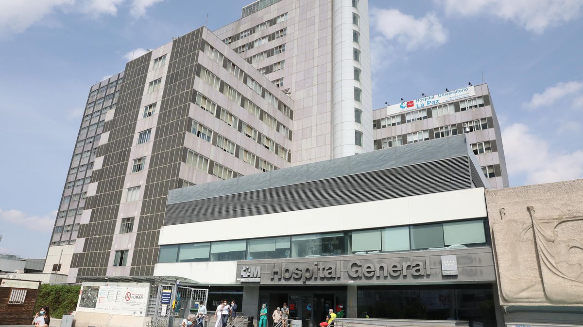 Puerta del Hospital de La Paz, en Madrid