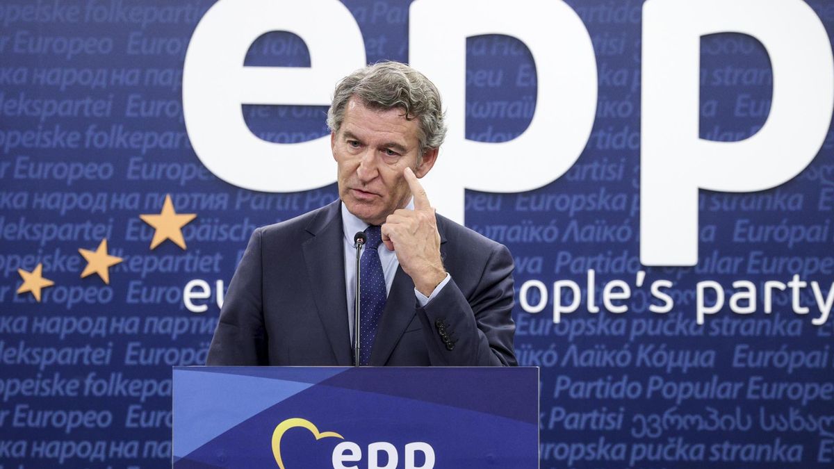 El líder del PP, Alberto Núñez Feijóo, en una rueda de prensa tras reunirse con líderes del PPE, este jueves en Bruselas.