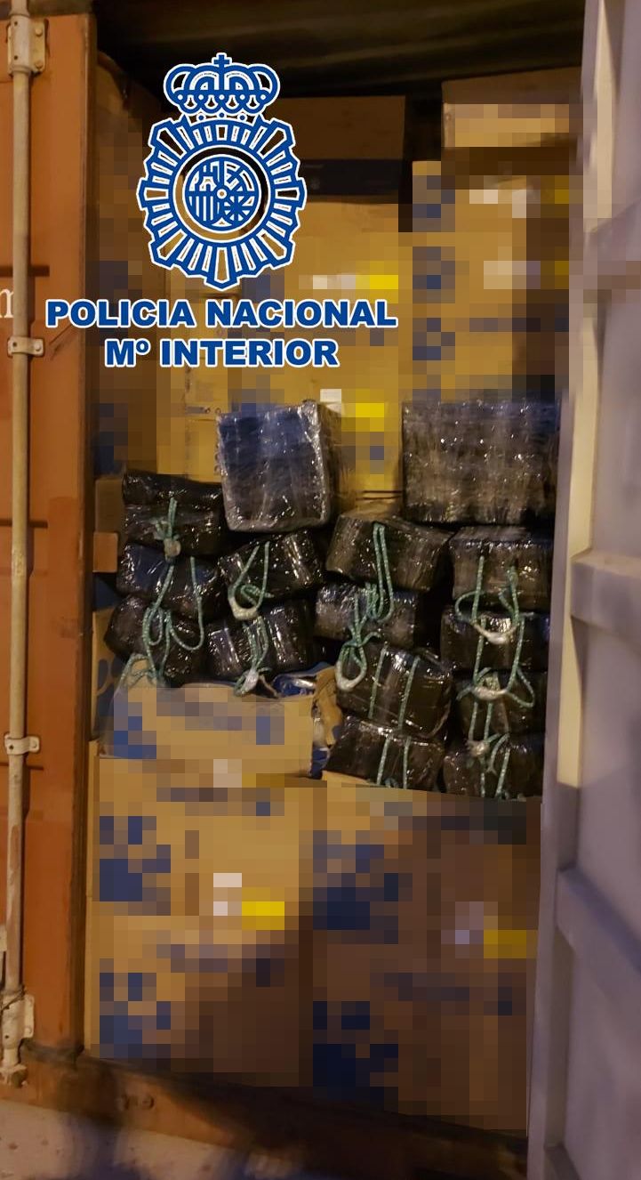 Contenedor con los fardos de droga en su interior