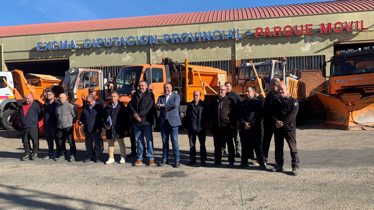 Instalaciones y vehículos del Parque Móvil provincial, con autoridades y funcionarios de la Diputación leonesa.