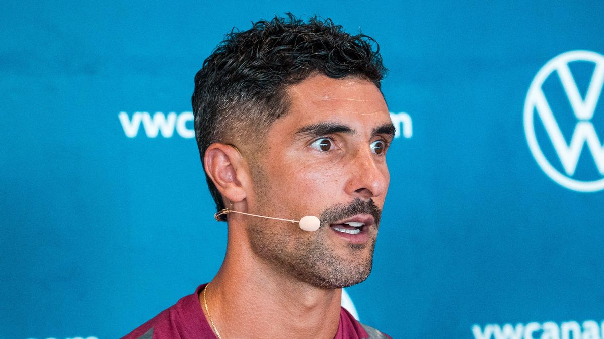 Álvaro González durante su presentación oficial