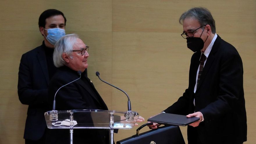 El nuevo ministro de Universidades, el catedrático Joan Subirats (d), recibe el cargo este lunes durante un acto en el Ministerio de Universidades en Madrid junto a su predecesor Manuel Castells (2-i)