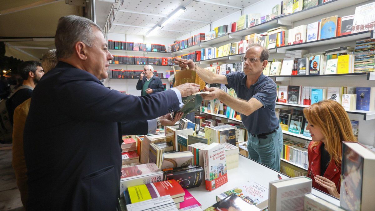 El alcalde de Sevilla, en la pasada edición de la Feria del Libro.