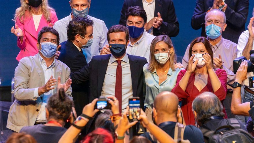 Carlos Mazón y Pablo Casado, a la izquierda, arropados por dirigentes populares en la convención. / PP