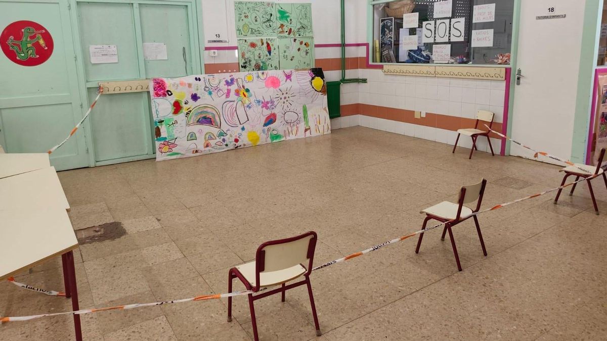 Les famílies del col·legi 8 de Març de València denuncien que el mal estat d’una aula d'infantil ha obligat al centre a precintar-la