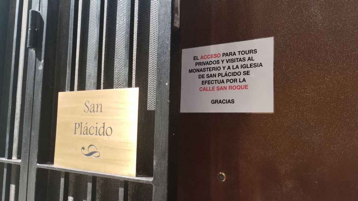 Cartel informativo sobre las visitas turísticas en la iglesia de San Plácido.