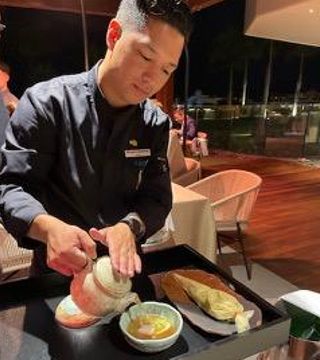 Enrique preparando el Ramen.