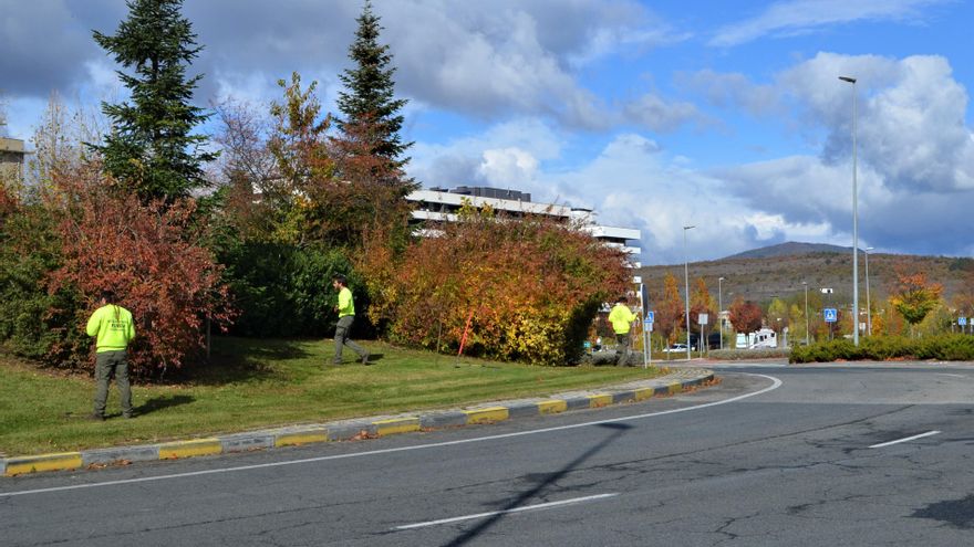 Operarios de Eulen subcontratados por el Ayuntamiento de Pamplona arreglan las rotondas ubicadas dentro del término municipal de la capital navarra en la PA-33, que también ocupa el Valle de Egüés