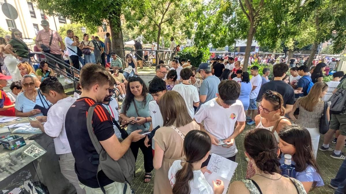 Se busca a Lamine Yamal: el Madrid más analógico se reúne en la Meca de Panini para cambiar cromos del Mundial