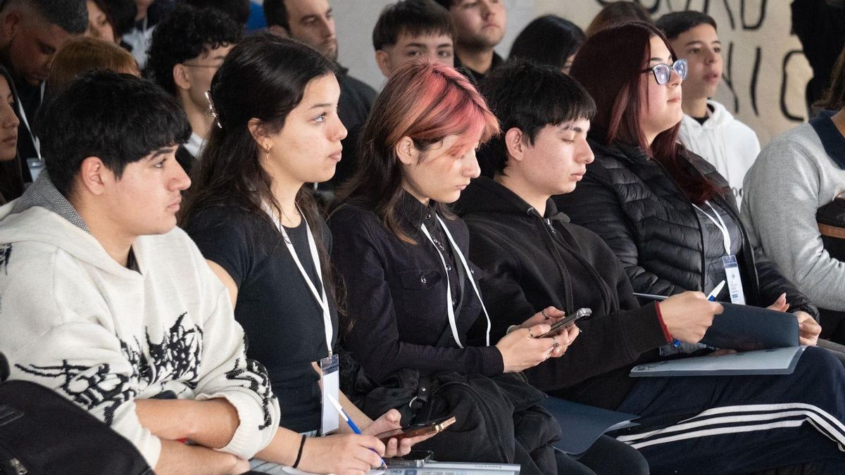 Estudiantes en el público.