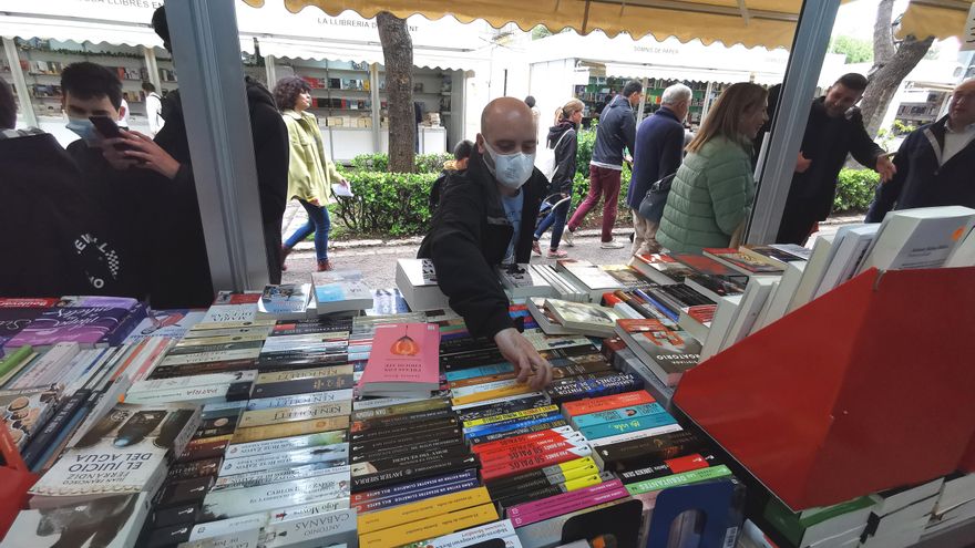 Los primeros lectores se acercan a la inauguración de la Fira del Llibre de València, en los Jardines de Viveros. / Jesús Císcar