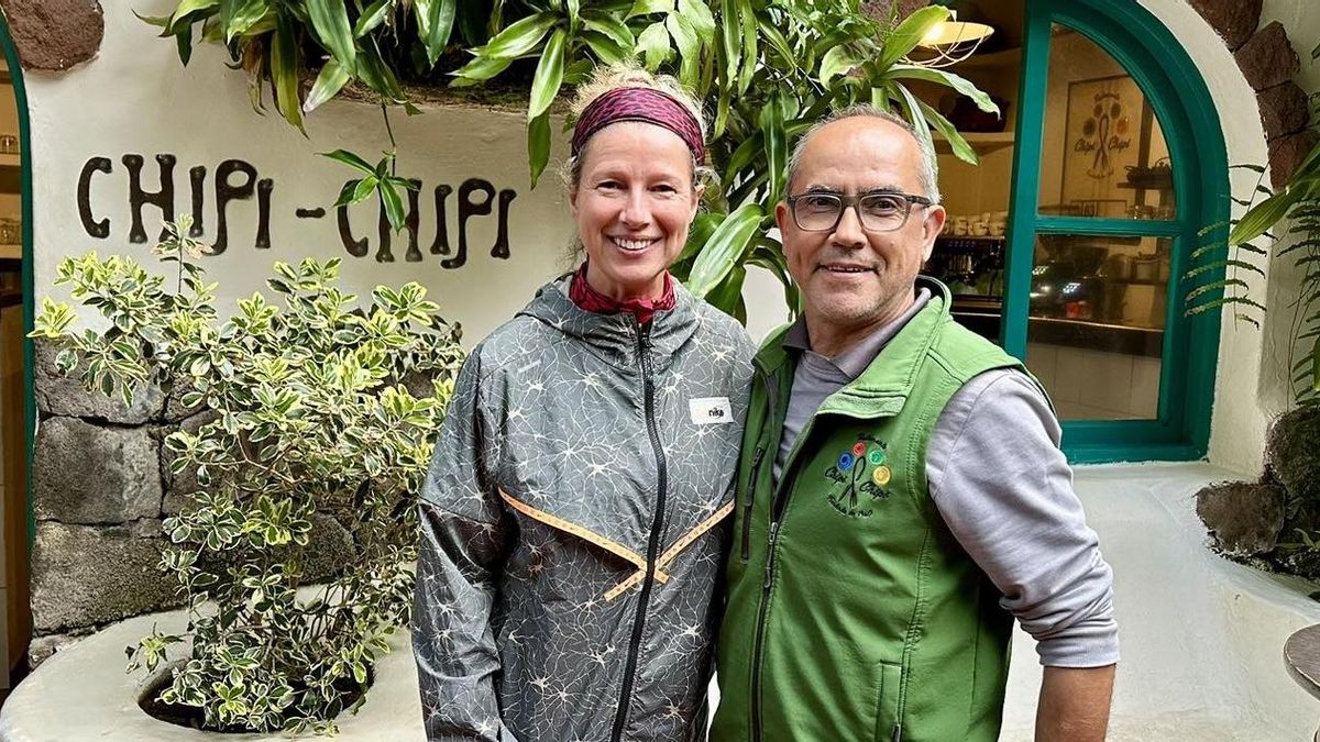 Anne Igartiburu en el Chipi Chipi con un trabajor del restaurante.