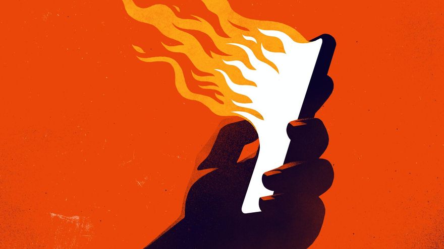 Las empresas se saltan la desconexión digital: "Me han llamado hasta en el tanatorio"