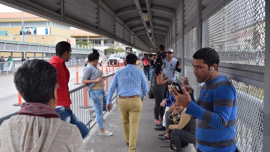 Cubanos bloqueados en la frontera entre México y Estados Unidos se manifiestan pacíficamente formando una fila en la frontera entre Nuevo Laredo (México) y Laredo (Texas, EE.UU).