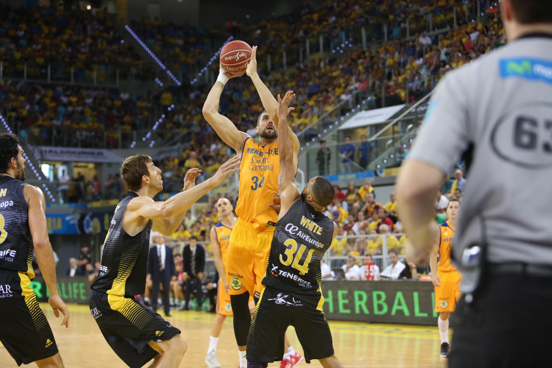Imágenes del encuentro entre Herbalife Gran Canaria - Iberostar Tenerife. Alejandro Ramos.