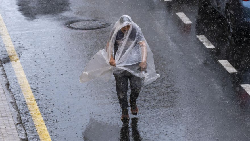 La Guardia Civil alerta de una estafa por SMS que aprovecha los avisos por lluvia de la Aemet