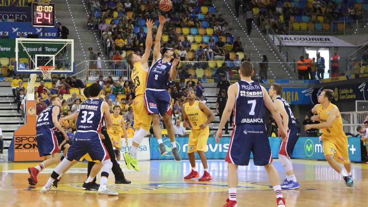 Fotogalería: Encuentro entre el Herbalife Gran Canaria y Rio Natura Monbus Obradoiro en el Gran Canaria Arena.