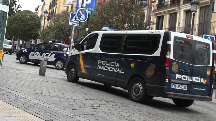 Archivo - Furgón de la Policía Nacional circula por Lavapiés (Madrid) tras los disturbios por la muerte de un mantero