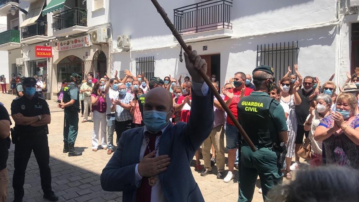 Alexis Landero, con el bastón de mando tras el pleno de moción de censura.