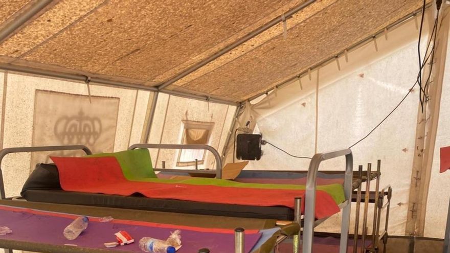 Barro, esterillas y carpas rotas: las carencias crónicas del campamento policial para migrantes de Lanzarote