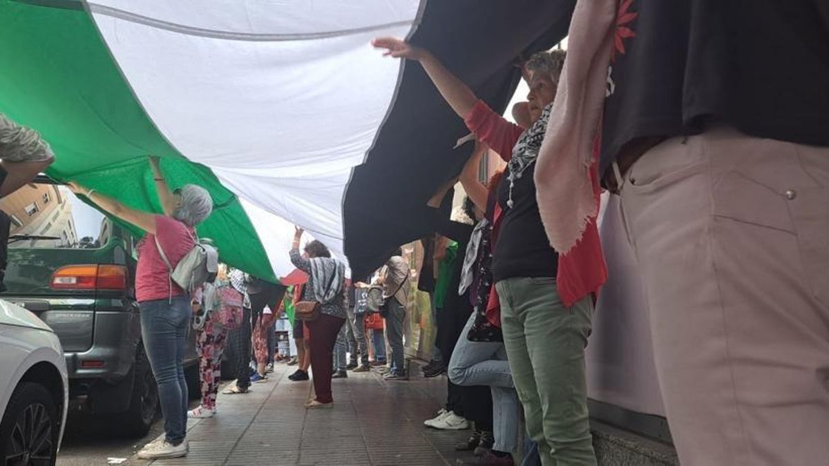 Bandera palestina desplegada frente al consulado de EEUU en Gran Canaria.