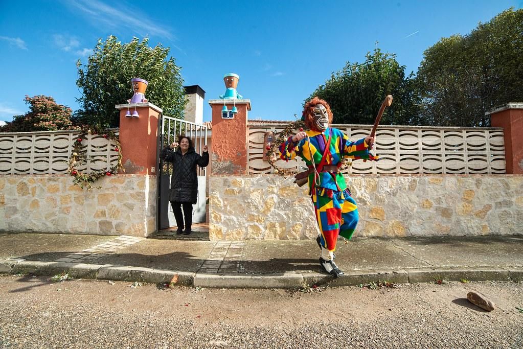 La Botarga de Villaseca de Uceda llamando a las casas para recuperar viandas