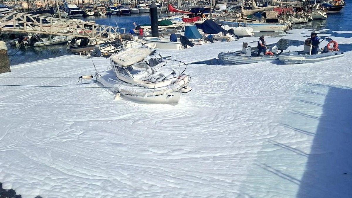 Una embarcación se incendia en el Muelle Deportivo de Las Palmas de Gran Canaria por "causas que se desconocen"