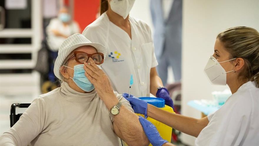 Antonia Guedes Cabrea, de 89 años, tercera persona en recibir la vacuna contra la covid-19 en la isla de Gran Canaria. EFE/Quique Curbelo