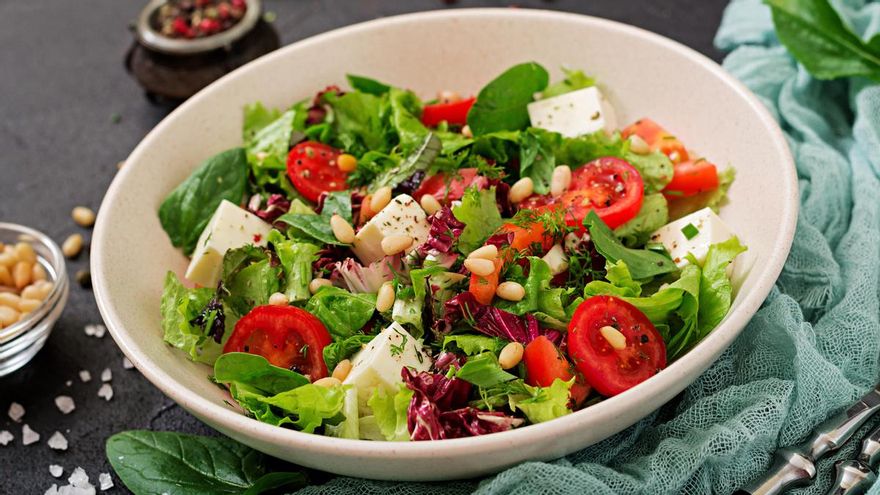 Con legumbres, tomates secos o mostaza: tres ensaladas con aceitunas y encurtidos para una cena ligera