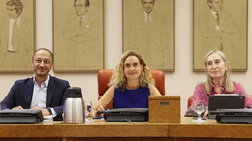 Meritxell Batet y los vicepresidentes Ana Pastor y Alfonso Rodríguez Gómez de Celis durante la reunión de la Mesa de la Diputación Permanente del Congreso el 16 de agosto de 2023