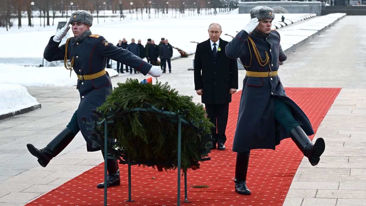 El presidente ruso Vladímir Putin asiste a una ceremonia de colocación de una corona en el monumento a la Patria en el cementerio memorial de Piskaryovskoye con motivo del 82º aniversario del levantamiento del sitio de Leningrado durante la Segunda Guerra Mundial, en San Petersburgo, Rusia, 27 de enero de 2026. (Rusia, San Petersburgo) EFE/EPA/ALEXEI DANICHEVSPUTNIK/KREMLIN POOL / POOL MANDATORY CREDIT