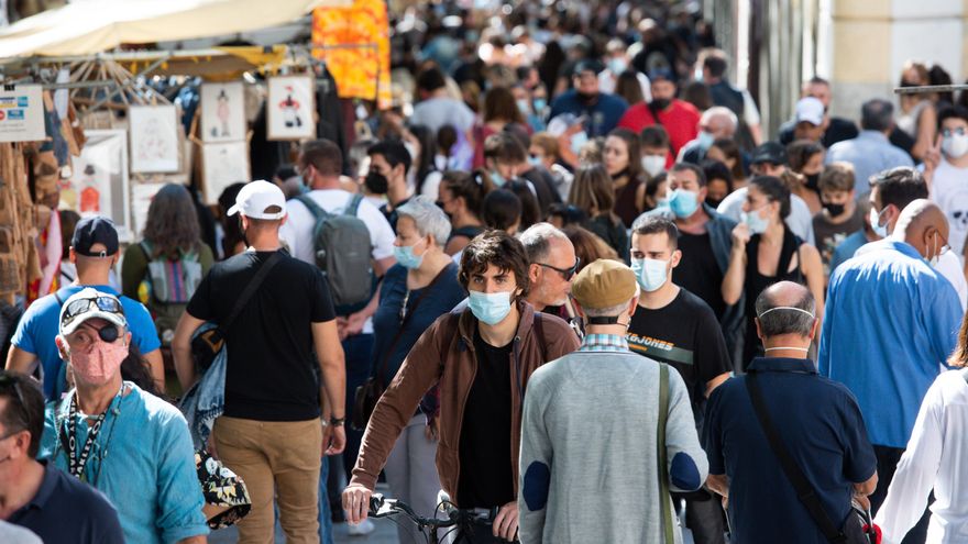 Visitantes pasean por El Rastro, a 26 de septiembre de 2021, en Madrid (España). El tradicional mercadillo madrileño de El Rastro vuelve este domingo a la normalidad pre pandemia con el 100 por ciento de vendedores autorizados y con las medidas de seguridad sanitaria correspondientes.