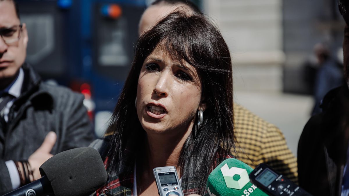 Archivo - La secretaria general de Podemos Andalucía, Martina Velarde, atiende a los medios en una imagen de archivo