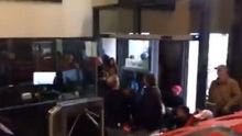 Miembros del grupo neonazi Hogar Social, a la derecha de la imagen, cubiertos con gorras, dentro de la sede del PSOE en Ferraz