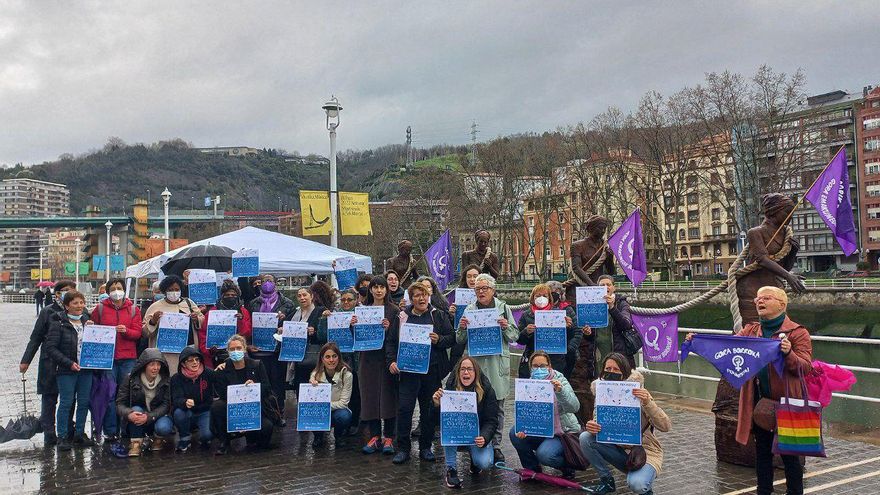 Miembros de diferentes colectivos feministas que forman parte de Bilbo Feminista Saretzen durante la presentación del 8M en Bilbao