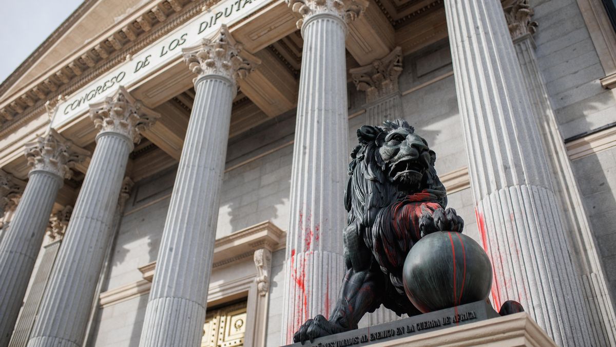 Absueltos o con multa los activistas que echaron pintura al Congreso para los que el fiscal pidió 21 meses de cárcel