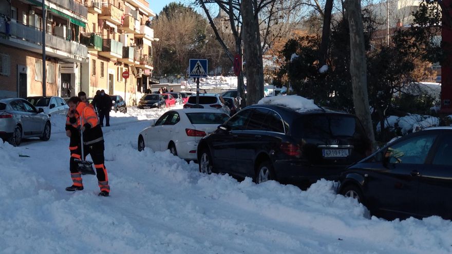 Retirada de nieve en el barrio de Fuencarral, en Madrid.