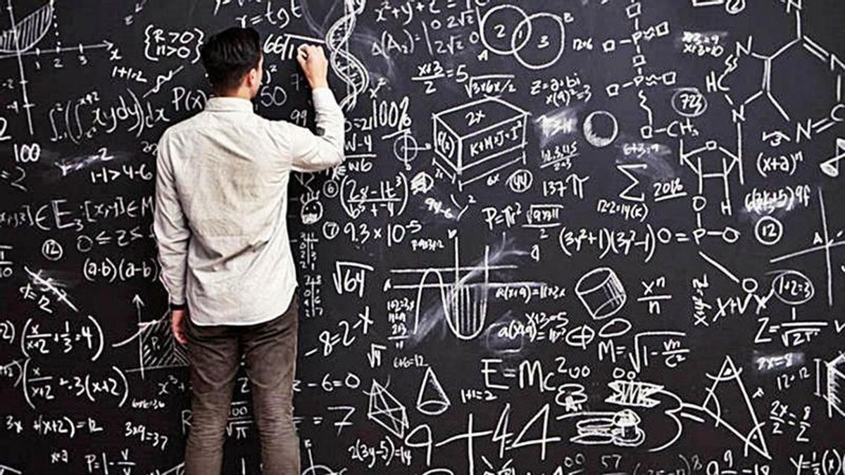 Imagen de un alumno resolviendo problemas de Física en un encerado.