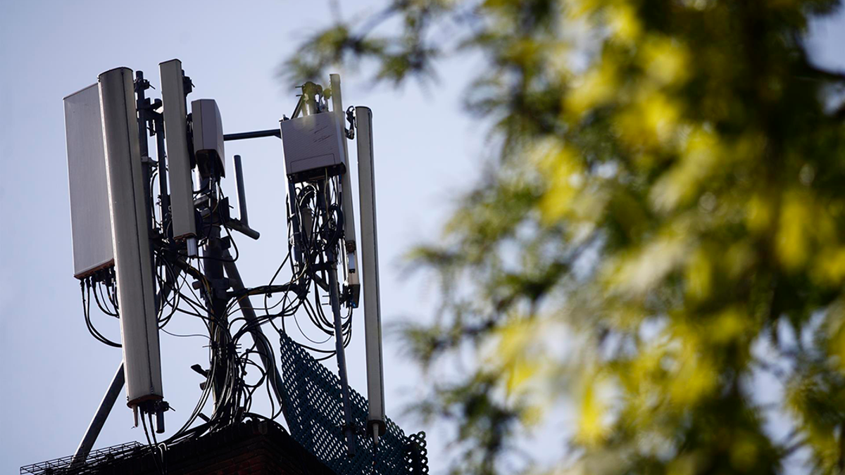 Imagen de una antena de telefonía.